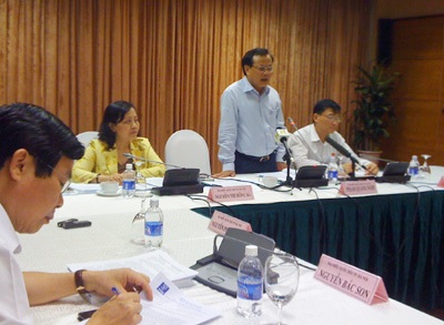 Bí thư Phạm Quang Nghị (đứng) phát biểu tại phiên thảo luận về dự luật Thủ đô.