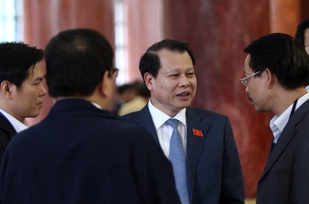 Phó Thủ tướng Vũ Văn Ninh trao đổi với các đại biểu trong giờ nghỉ (ảnh: Việt Hưng).