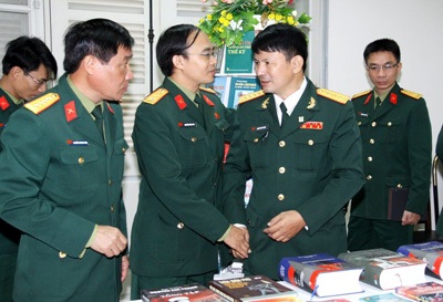 Những trang viết trải nghiệm bằng cả đời binh nghiệp về trận Điện Biên Phủ trên không - 2 Các tác giả áo lính trong buổi gặp gỡ, giao lưu, giới thiệu sách.
