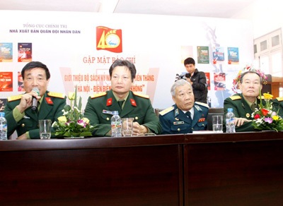 Những trang viết trải nghiệm bằng cả đời binh nghiệp về trận Điện Biên Phủ trên không - 1 Anh hùng LLVT, đại tá Nguyễn Đình Kiên cùng đồng đội giao lưu với độc giả.