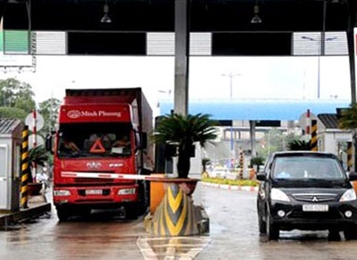 Những quy định “sát sườn” đồng loạt có hiệu lực từ 1/1/2013 - 2 Mức phí sử dụng đường bộ với xe tải, xe container có thể lên tới hơn 12 triệu đồng/năm.