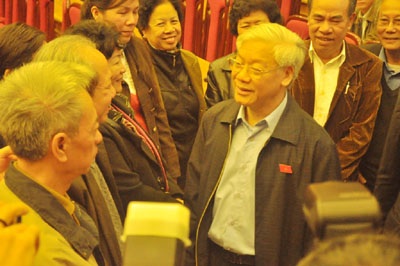 “Đâu phải ông Thiện hoàn toàn mặt đỏ, ông ác... mặt trắng” - 4 Tổng Bí Thư Nguyễn Phú Trọng (giữa) trao đổi thêm với cử tri trong giờ nghỉ.