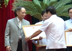 Tổng Biên tập báo Dân trí Phạm Huy Hoàn nhận bằng khen từ Bộ trưởng Nguyễn Bắc Son.