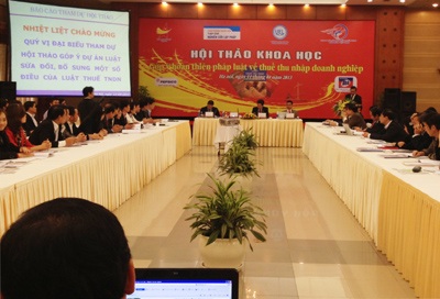 Nhiều đại biểu tham gia hội thảo gật đầu với mức giảm thuế thận trọng, từ 25% xuống 23%.