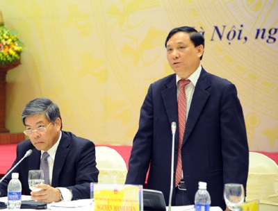 “Động” đến đất lúa, 1 m2 cũng phải xin ý kiến Thủ tướng? - 2 Thứ trưởng TN-MT Nguyễn Mạnh Hiển (đứng) và Bộ trưởng Nguyễn Minh Quảng tại Hội nghị.