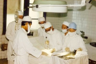 Bộ trưởng Y tế ra sách về những người thầy của ngành y Việt - 1 Bác sỹ Đặng Ngọc Ký hướng dẫn một ca mổ nội soi cho các học trò, đồng nghiệp.