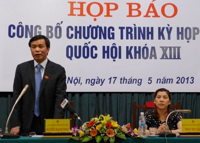 Ông Nguyễn Hạnh Phúc chủ trì cuộc họp báo trước kỳ họp.