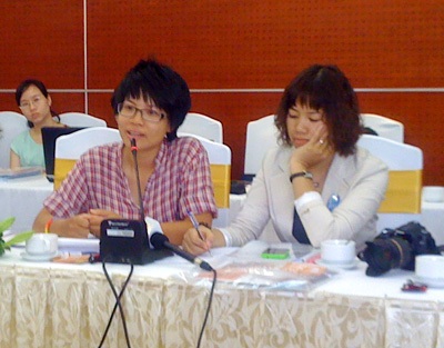 Bạo hành với người đồng tính đến từ chính… gia đình - 3 2 người mẹ trẻ trong gia đình chia sẻ về nỗi bảo vệ con trước sự kỳ thị.