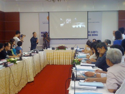 Bạo hành với người đồng tính đến từ chính… gia đình - 1 Một người đại diện của nhóm LGBT trình bày tham luận tại hội thảo.