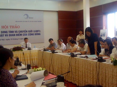 Bạo hành với người đồng tính đến từ chính… gia đình - 2 Một người đại diện của nhóm LGBT trình bày tham luận tại hội thảo.