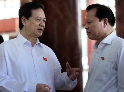 Thủ tướng Nguyễn Tấn Dũng và Phó thủ tướng Vũ Văn Ninh trao đổi bên hành lang Quốc hội.