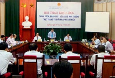 Chủ nhiệm UB Khoa học, Công nghệ & Môi trường Phan Xuân Dũng (đứng) chủ trì hội thảo.