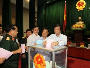 “Tăng nhiều độ rủi ro với quan chức từ việc lấy phiếu tín nhiệm” - 1 Các đại biểu bỏ phiếu đánh giá tín nhiệm 47 chức danh cấp cao tại Quốc hội.