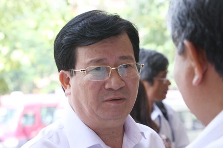 Thủy điện Ia Krêl vỡ đập do thấm nước, lỗi kỹ thuật - 1 Bộ trưởng Trịnh Đình Dũng đang trao đổi với đại biểu bên hành lang hội trường (ảnh: Việt Hưng).