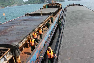 Hải quan truy đuổi tàu nước ngoài – đá Luật Biển