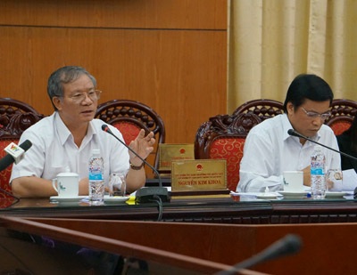 Hải quan truy đuổi tàu nước ngoài – đá Luật Biển