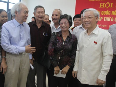 Tổng Bí thư: “Ra khỏi nhà, không có tiền là việc không… trôi” - 1 Tổng Bí thư Nguyễn Phú Trọng với cử tri quận Ba Đình tại cuộc họp chiều 27/9.