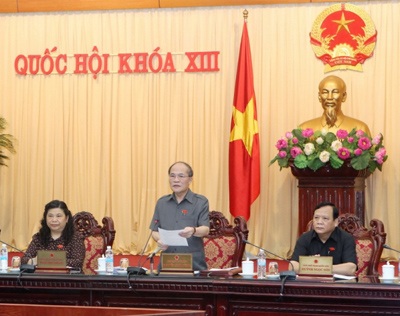 Vụ lương khủng chứng tỏ kê khai thu nhập “đơ” trước tham nhũng - 1 Chủ tịch Quốc hội Nguyễn Sinh Hùng chủ trì phiên thảo luận về công tác PCTN năm 2013.