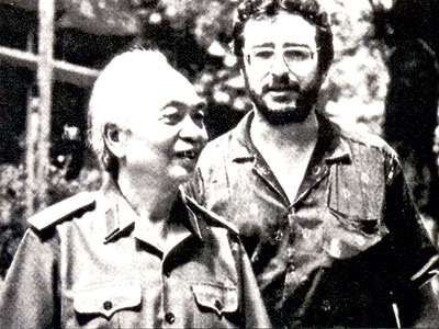 “Sự lạ” về con người làm nên chiến thắng hai cường quốc - 2 Nhà sử học Pháp Daniel Roussel trong một bức ảnh chụp cùng Đại tướng Võ Nguyên Giáp.