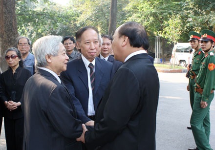 Lãnh đạo TƯ Hội Khuyến học viếng Đại tướng Võ Nguyên Giáp - 2 Đoàn đại biểu TƯ Hội Khuyến học Việt Nam chuẩn bị vào viếng Đại tướng