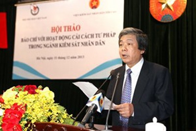 Gỡ “rào cản” với báo chí để chống án sai sót - 1 Phó Chủ tịch Hội nhà báo VN Hà Minh Huệ phát biểu tại hội thảo.