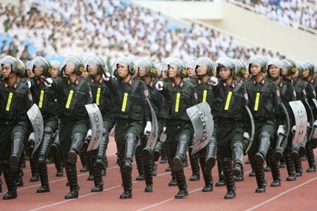 Cảnh sát cơ động làm nhiệm vụ giải cứu con tin - 1 Lực lượng CSCĐ được trang bị vũ khí quân dụng, trang thiết bị hiện đại.