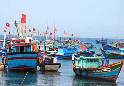Cho vay ưu đãi gần 20 tỷ đồng/tàu vỏ thép ra Trường Sa, Hoàng Sa - 1 Cờ Tổ quốc theo những tàu cá vươn khơi góp phần thể hiện chủ quyền quốc gia trên biển.