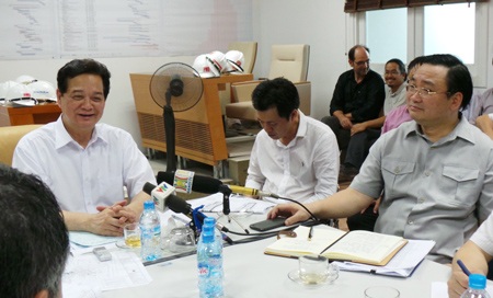 Thủ tướng kiểm tra công trình Nhà Quốc hội giai đoạn “chạy nước rút” - 3 Công nhân thi công hạng mục treo đá ốp tường, cột tại đại sảnh tòa nhà.