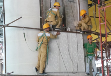 Thủ tướng kiểm tra công trình Nhà Quốc hội giai đoạn “chạy nước rút” - 2 Công nhân thi công hạng mục treo đá ốp tường, cột tại đại sảnh tòa nhà.