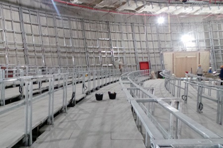 Cận cảnh phòng họp đặc biệt tại Nhà Quốc hội mới - 8 Phía ngoài phòng họp chính hình tròn đã gần hoàn thiện việc ốp kính.