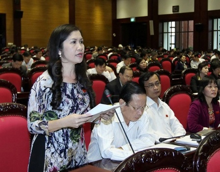 Đại biểu Tôn Thị Ngọc Hạnh phát biểu tại hội trường.