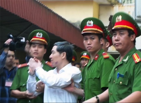 Cựu Chủ tịch Vinalines cố giữ vẻ bình tĩnh sau khi nhận án tử chung cuộc.