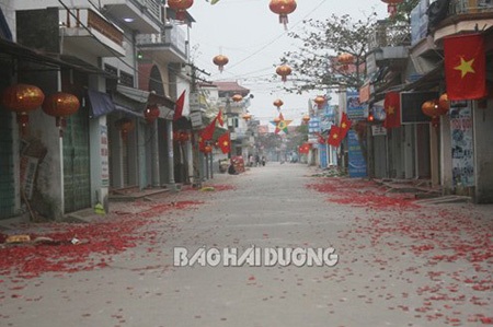 Hình ảnh đường phố tràn xác pháo tại tỉnh Hải Dương trong dịp Tết Quý Tỵ 2013.