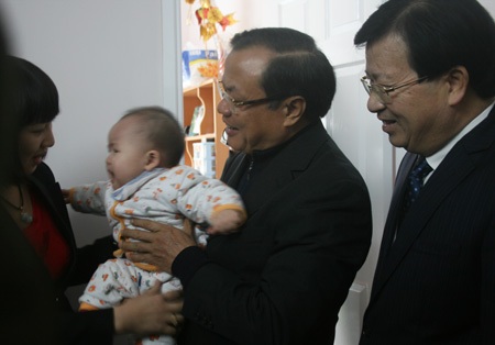 Bí thư Hà Nội mừng khi “tận mục” chung cư 35m2 - 1 Bí thư Phạm Quang Nghị và Bộ trưởng Trịnh Đình Dũng thăm, tặng quà gia đình anh Đinh Văn Trung.