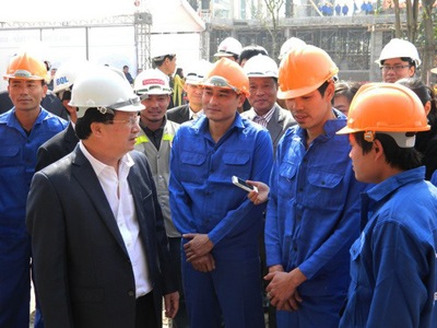 Chung cư giá rẻ “ra lò” không đủ bán - 2 Bộ trưởng Xây dựng kiểm tra công trình nhà ở xã hội tại Tây Mỗ.
