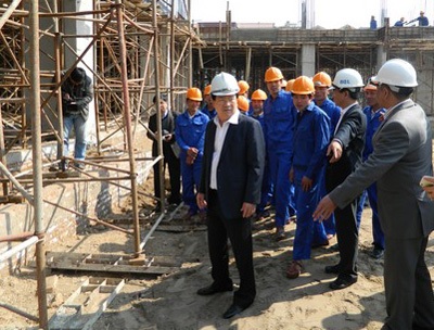 Chung cư giá rẻ “ra lò” không đủ bán - 1 Bộ trưởng Xây dựng kiểm tra công trình nhà ở xã hội tại Tây Mỗ.