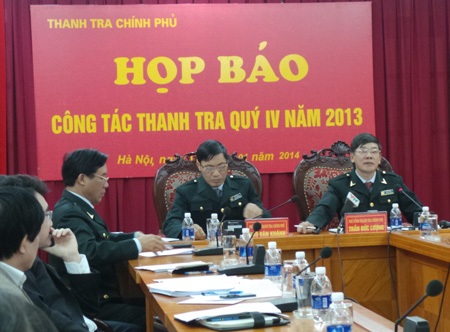 Năm 2013, xử lý 41 người đứng đầu để xảy ra tham nhũng - 1 Phó Tổng Thanh tra Trần Đức Lượng (bìa phải) chủ trì buổi họp báo.