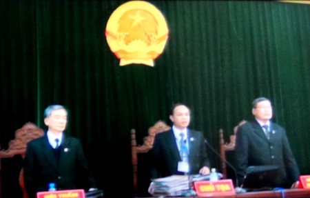 Thẩm phán Trương Việt Toàn (giữa) trong phiên xử Dương Tự Trọng và các đồng phạm.