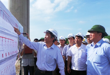 Chủ tịch tỉnh cam kết bù lỗ nếu sân bay hoạt động không hiệu quả - 1 Bộ trưởng GTVT Đinh La Thăng (bìa phải) trong buổi làm việc tại tỉnh Thanh Ho