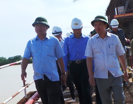 Bộ trưởng Thăng: Sẽ cho Cục trưởng “nghỉ” nếu còn để mưa ngập đường - 1 Bộ trưởng GTVT Đinh La Thăng (trái) kiểm tra các công trình trên tuyến quốc lộ 1A qua Thanh Hoá.