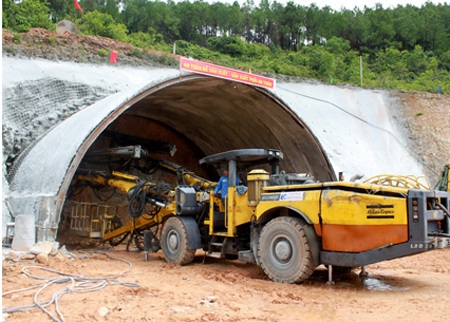 Bộ trưởng Thăng bắt lỗi, “trói” trách nhiệm người để đường hằn lún - 2 Hầm Phước Tượng đang chậm thi công vì lãnh đạo đơn vị đường sắt ở địa phương bất tuân cấp trên.