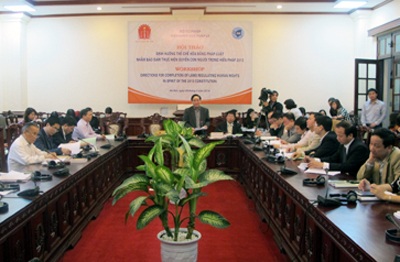12 luật “gai góc” đang… “treo” nhiều quyền của người dân - 1 Thứ trưởng Bộ Tư pháp Hoàng Thế Liên chủ trì hội thảo.