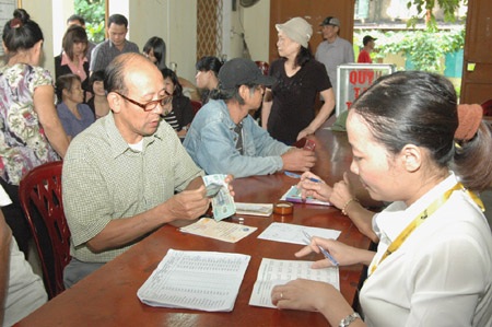 Tăng tuổi lao động hay tiền đóng bảo hiểm để chống vỡ quỹ lương hưu? - 1 Qua giai đoạn dân số vàng, chi phí cho lương hưu sẽ là một áp lực lớn với Quỹ bảo hiểm xã hội.