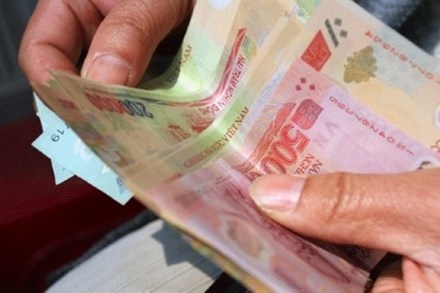 Khó bố trí đủ nguồn tiền tăng lương trong 1 - 2 năm tới  - 1 Lộ trình tăng lương thời gian qua đã bị ảnh hưởng bởi điều kiện kinh tế khó khăn.