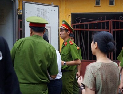 Nỗi đau của 2 người phụ nữ bên Dương Chí Dũng - 1 Nỗi đau của 2 người phụ nữ bên Dương Chí Dũng