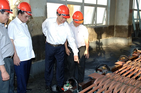Thủ tướng: Sản phẩm trong nước phải cạnh tranh được về giá - 1 Thủ tướng thăm nhà máy luyện đồng của Vinacomin.