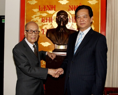 Thủ tướng Nguyễn Tấn Dũng mừng thọ Giáo sư Vũ Khiêu - 1 Thủ tướng Nguyễn Tấn Dũng trân trọng cảm ơn những đóng góp của GS Vũ Khiêu đối với đất nước.