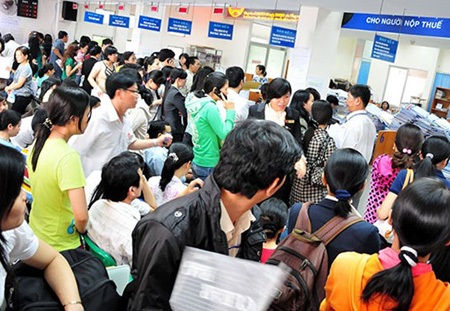 Chờ đợi, chầu chực mỗi kỳ nộp thuế đã là một thử thách đối với doanh nghiệp, người dân.