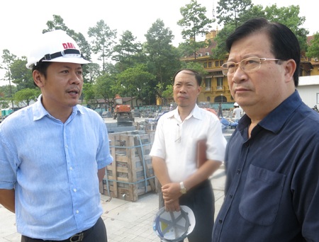 Đại biểu Quốc hội ngồi thử ghế tại phòng họp Quốc hội mới