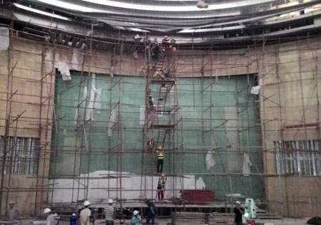 Đại biểu Quốc hội ngồi thử ghế tại phòng họp Quốc hội mới - 8 Khung cảnh trước cửa vào phòng họp chính, nhìn ra quảng trường Ba Đình.
